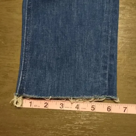 MOTHER The Mid Rise Dazzler Crop Fray Jeans In Squeeze It Size 25